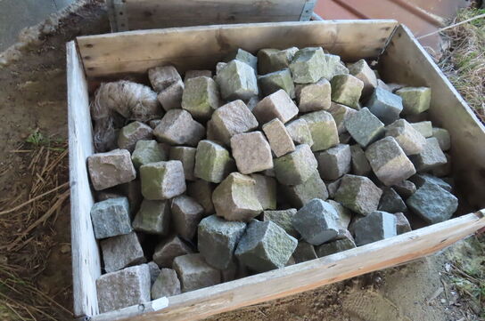 2 paller med brosten