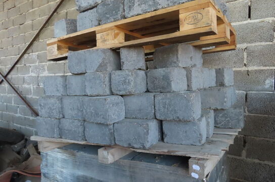 Diverse betonfliser og brosten