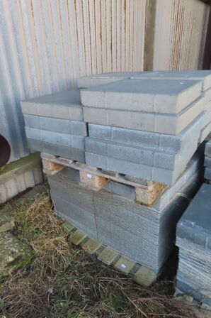 2 paller med betonfliser