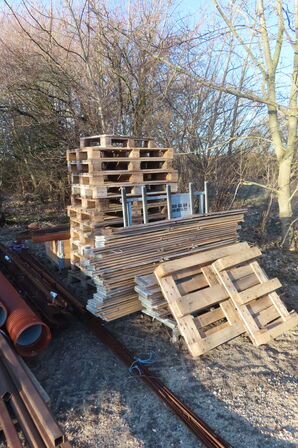 Diverse paller, pvc rør mv.