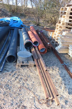 Diverse paller, pvc rør mv.