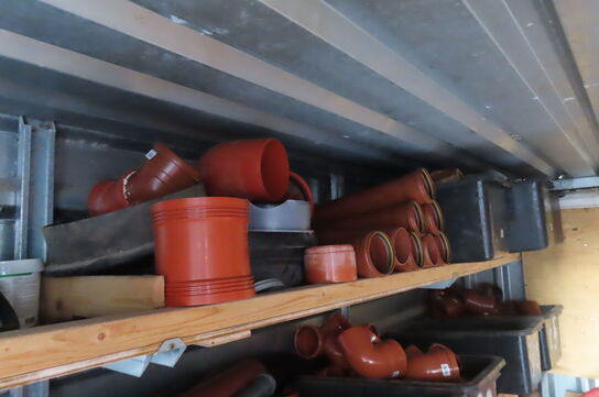 Materialecontainer med indhold af diverse pvc rør