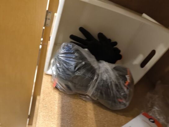 Skab med arbejdshandsker og sikkerhedsbriller