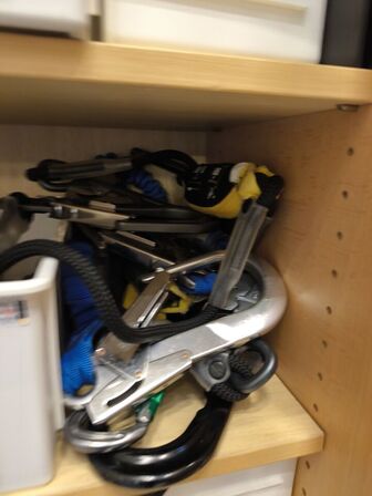 Skab med udstyr til faldsikring