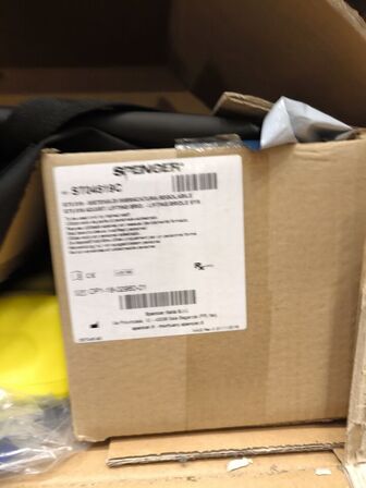 Skab med arbejdshandsker og sikkerhedsbriller