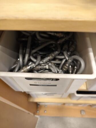 Skab med udstyr til faldsikring