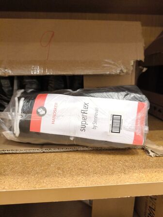 Skab med arbejdshandsker og sikkerhedsbriller