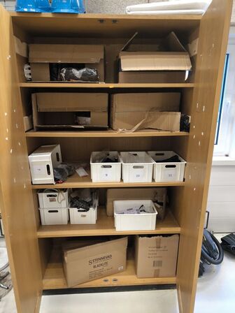 Skab med arbejdshandsker og sikkerhedsbriller