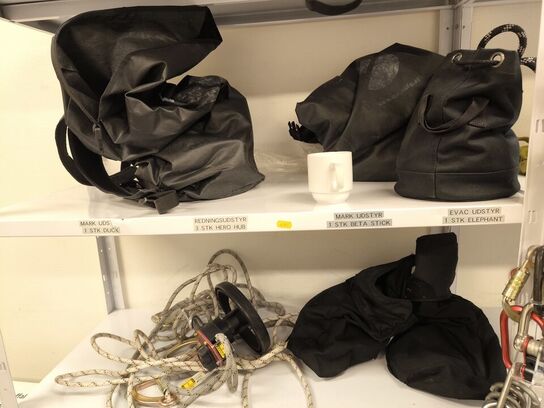 Indhold fra 3 reoler FALDSIKRING MM.