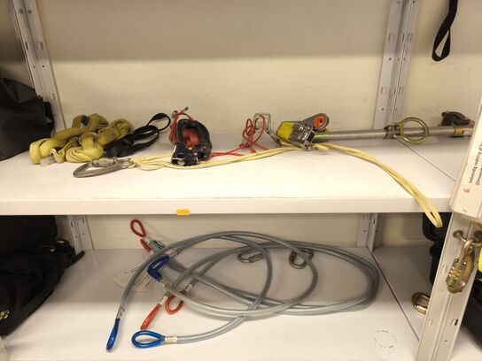 Indhold fra 3 reoler FALDSIKRING MM.