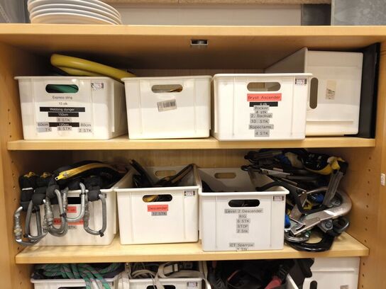 Skab med udstyr til faldsikring