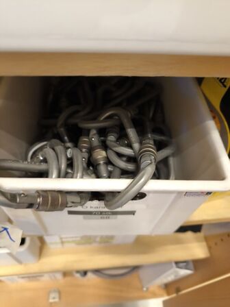 Skab med udstyr til faldsikring