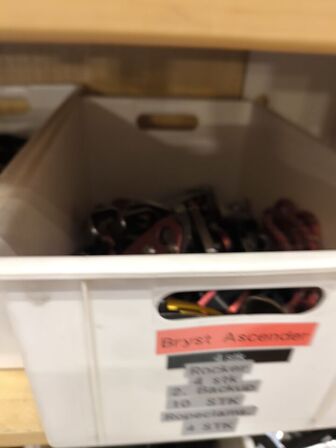 Skab med udstyr til faldsikring