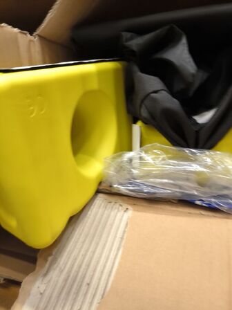 Skab med arbejdshandsker og sikkerhedsbriller