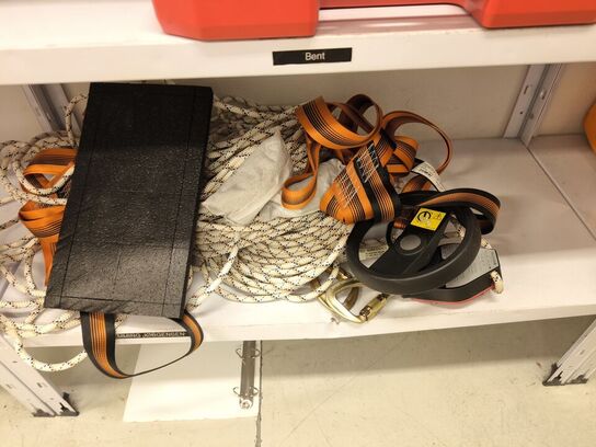 Indhold fra 3 reoler FALDSIKRING MM.