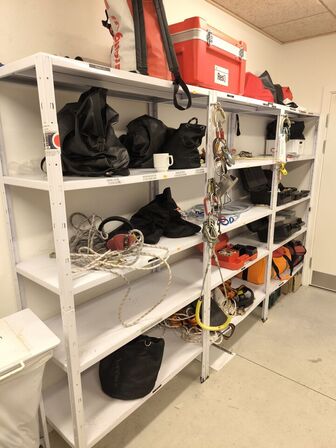 Indhold fra 3 reoler FALDSIKRING MM.