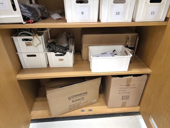 Skab med arbejdshandsker og sikkerhedsbriller