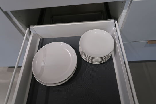 Mikrobølgeovn, div. Køkkeservice m.m.