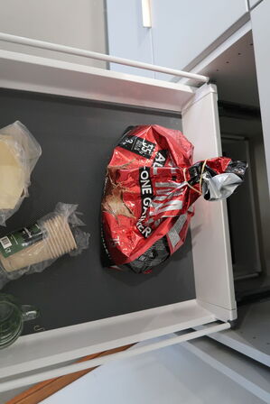 Mikrobølgeovn, div. Køkkeservice m.m.