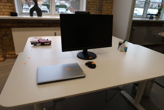 Bærbarcomputer LENOVO IdeaPad 1, med computerskærm og mus