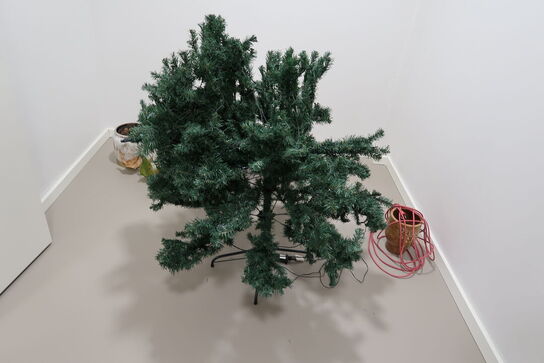 Lagerreoler med div. Rengøringsartikler, julepynt samt trappetrin