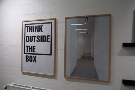 2 stk. indrammede plakater