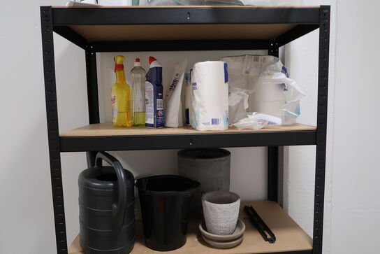 Lagerreoler med div. Rengøringsartikler, julepynt samt trappetrin