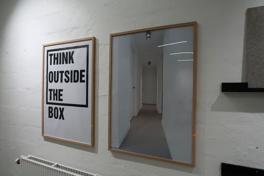 2 stk. indrammede plakater