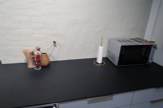 Mikrobølgeovn, div. Køkkeservice m.m.