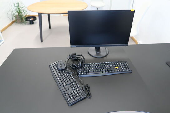 Computerskærm LENOVO D24-45 med 2 stk. tastaturer, headset, mus