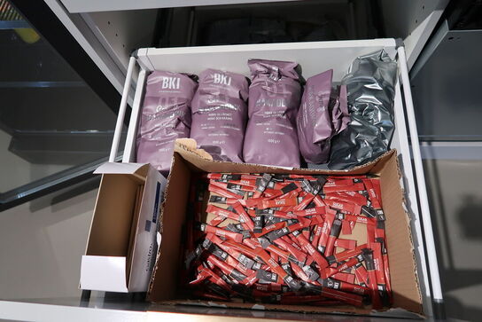 Mikrobølgeovn, div. Køkkeservice m.m.