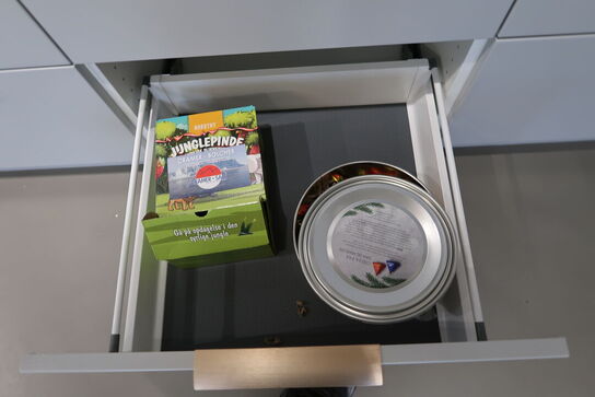 Mikrobølgeovn, div. Køkkeservice m.m.