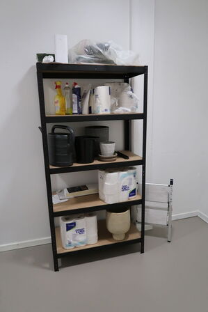 Lagerreoler med div. Rengøringsartikler, julepynt samt trappetrin
