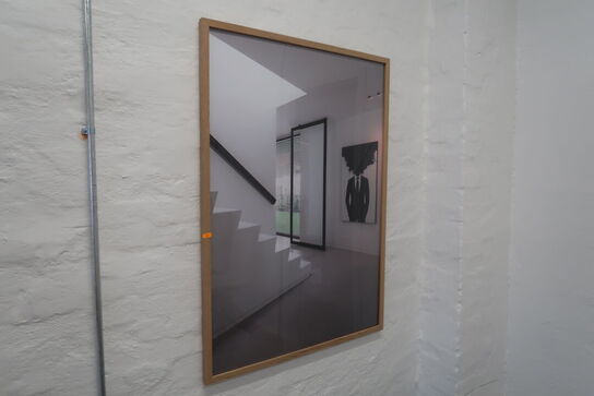 Indrammet plakat, plante i krukke samt skål