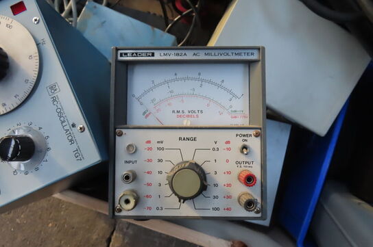 Palle med diverse lamper, B&O tonegenerator mv.