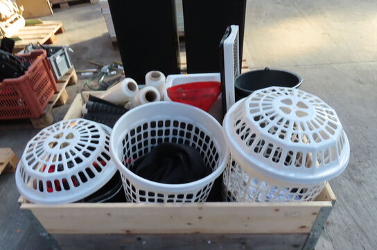 Palle med diverse kurve, støvsuger mv.