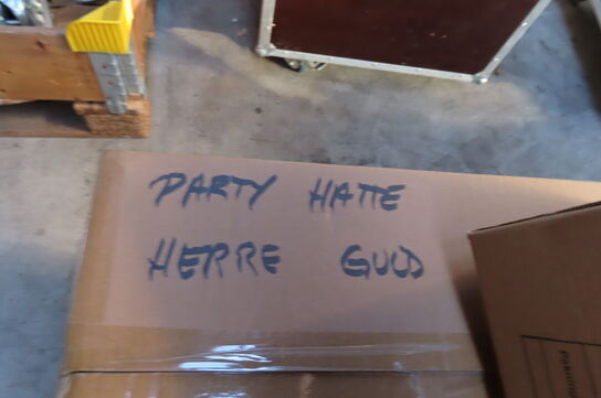 Diverse nytårsting af hatte, raketholder, dug mv.