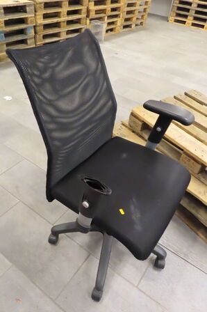 3 stk kontorstole samt bord