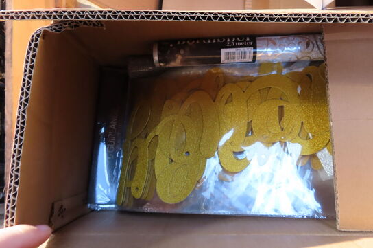 Diverse nytårsting af hatte, raketholder, dug mv.