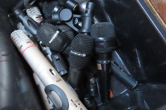 Palle med diverse mikrofoner ledninger og tilbehør