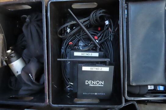 Palle med diverse mikrofoner ledninger og tilbehør