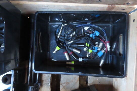 Palle med diverse mikrofoner ledninger og tilbehør