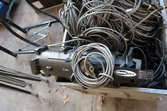 2 stk lamper samt diverse kabler