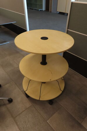 3 stk kontorstole samt bord