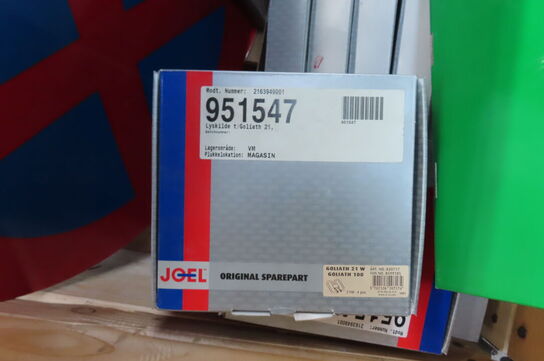 Palle med kasser, pærer, skilte mv.