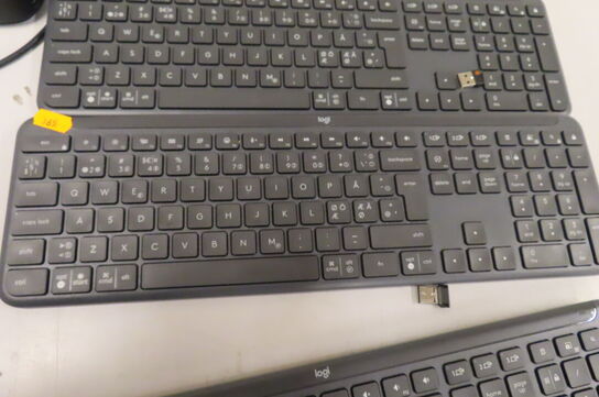 3 stk tastaturer samt webcam og dockstation