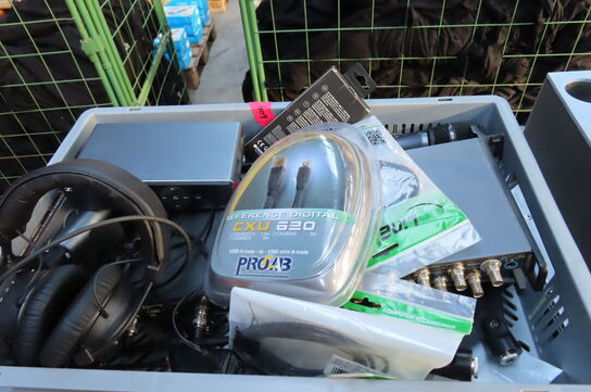 Palle med diverse flightcases, lydudstyr mv.