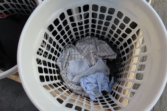 Palle med diverse kurve, støvsuger mv.