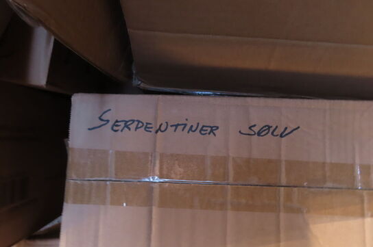 Diverse nytårsting af hatte, raketholder, dug mv.