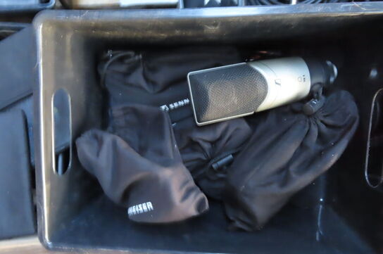 Palle med diverse mikrofoner ledninger og tilbehør